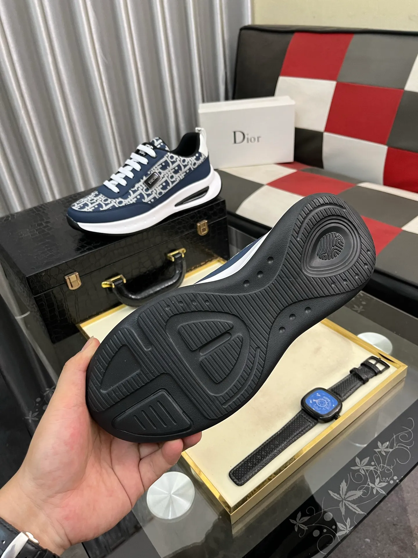 Men's men's shoes💰440⌚️⌚️Dior original quality.~ Unique modern style sneakers. 🏃A must-have casual shoe for trendy men😍😍 Original brand imported from Italy, imported original leather, sheep lining (refuses to discolor and grind feet) Sole: Original sole provided by the original factory, French lazy style design ⚠️Fit to the feet, original quality, super comfortable original sole. Just like shooting the real thing 🎬The real thing is better, code number: 38-443️⃣colors available